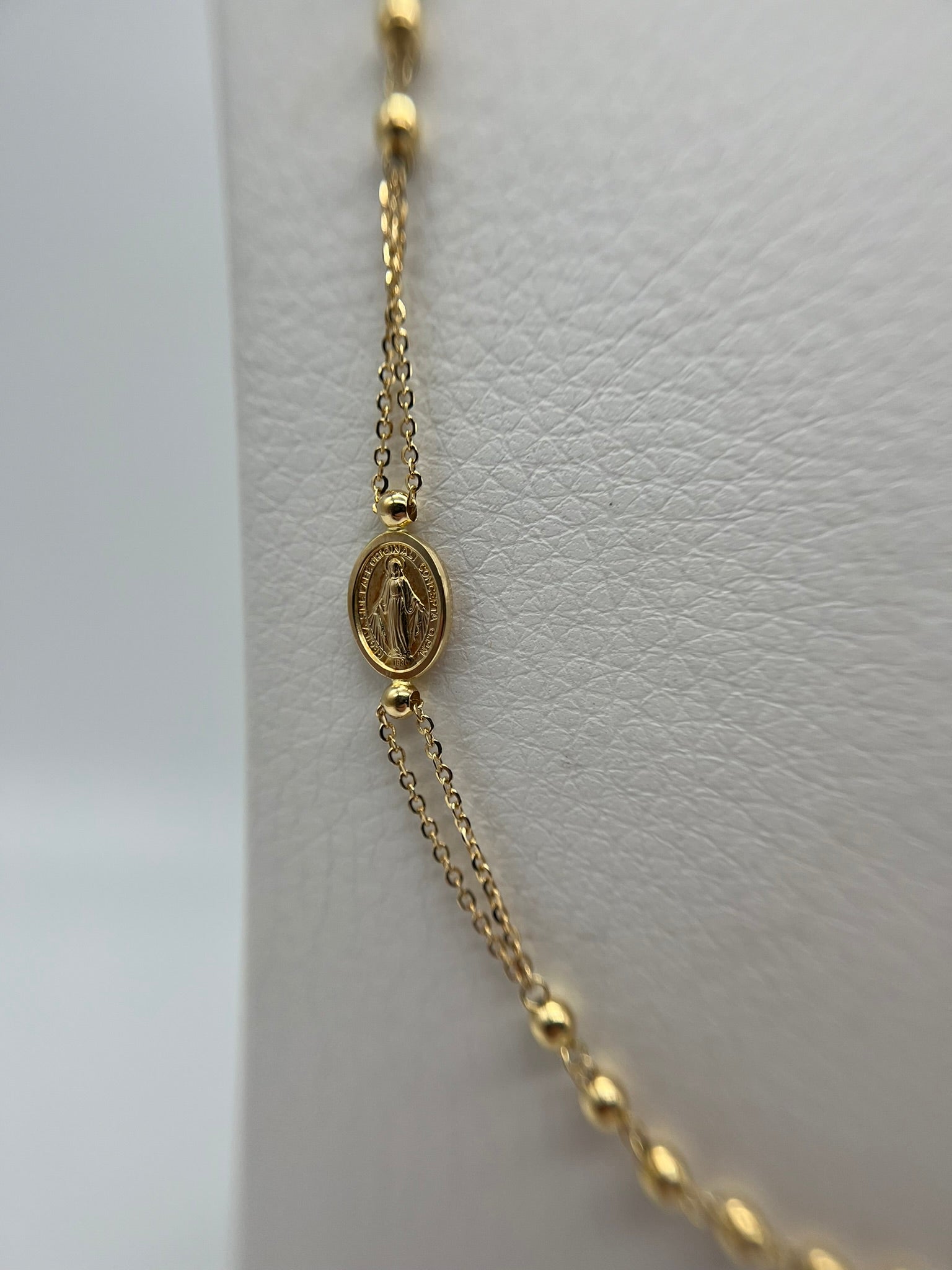 Girocollo in oro giallo 18kt con croce e iconografia