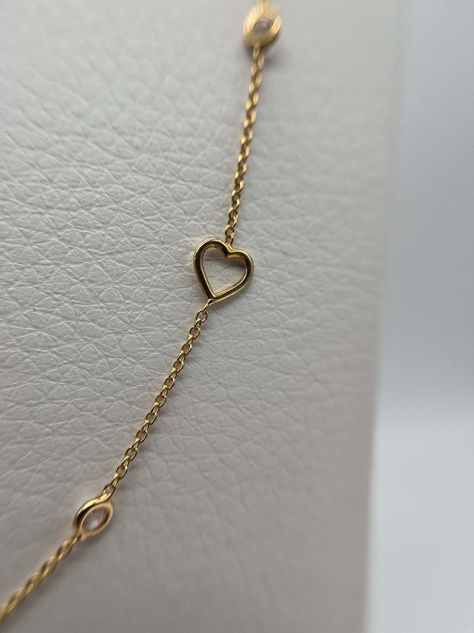 Girocollo in oro giallo 18kt con cuori e zirconi