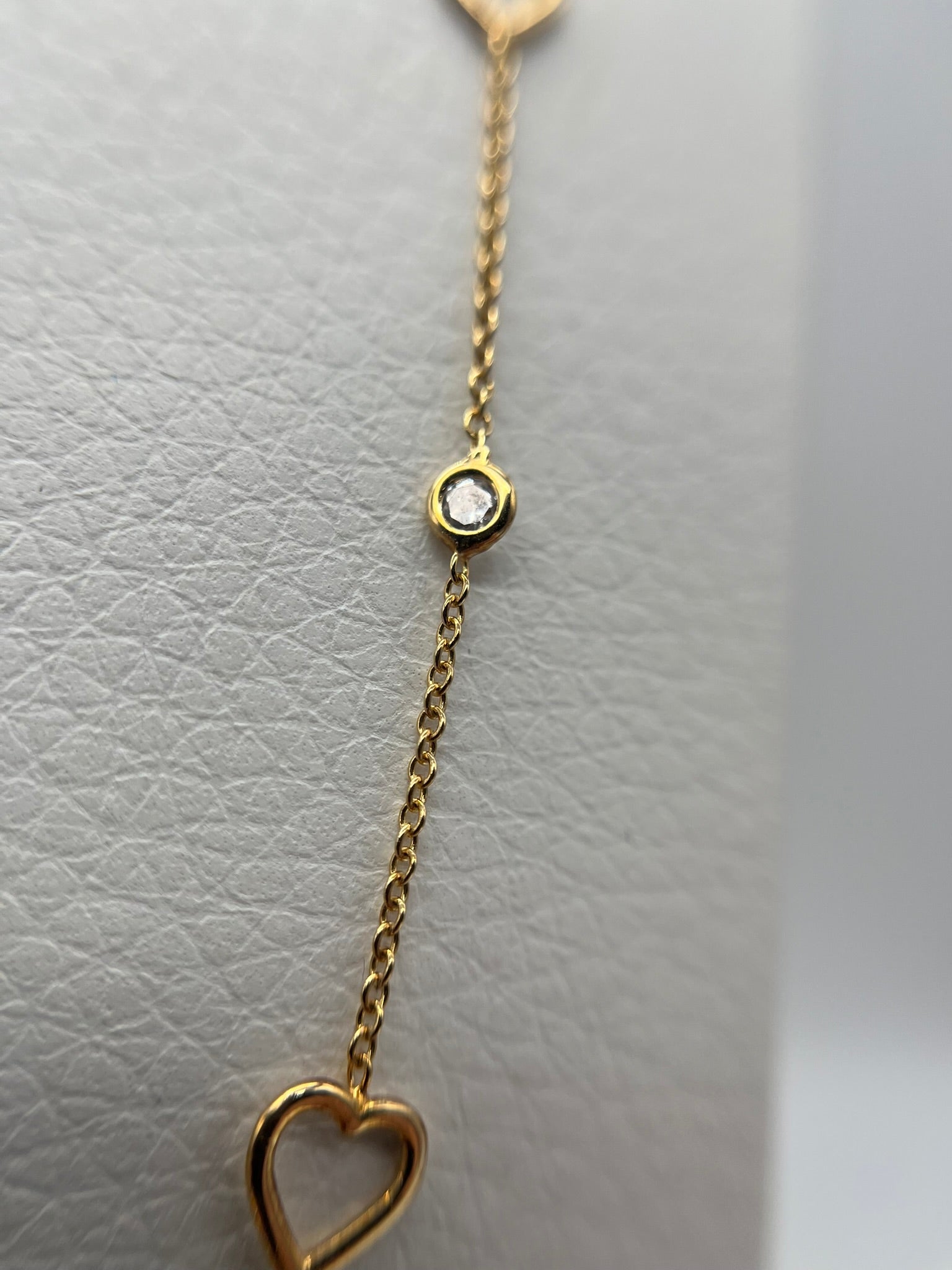 Girocollo in oro giallo 18kt con cuori e zirconi